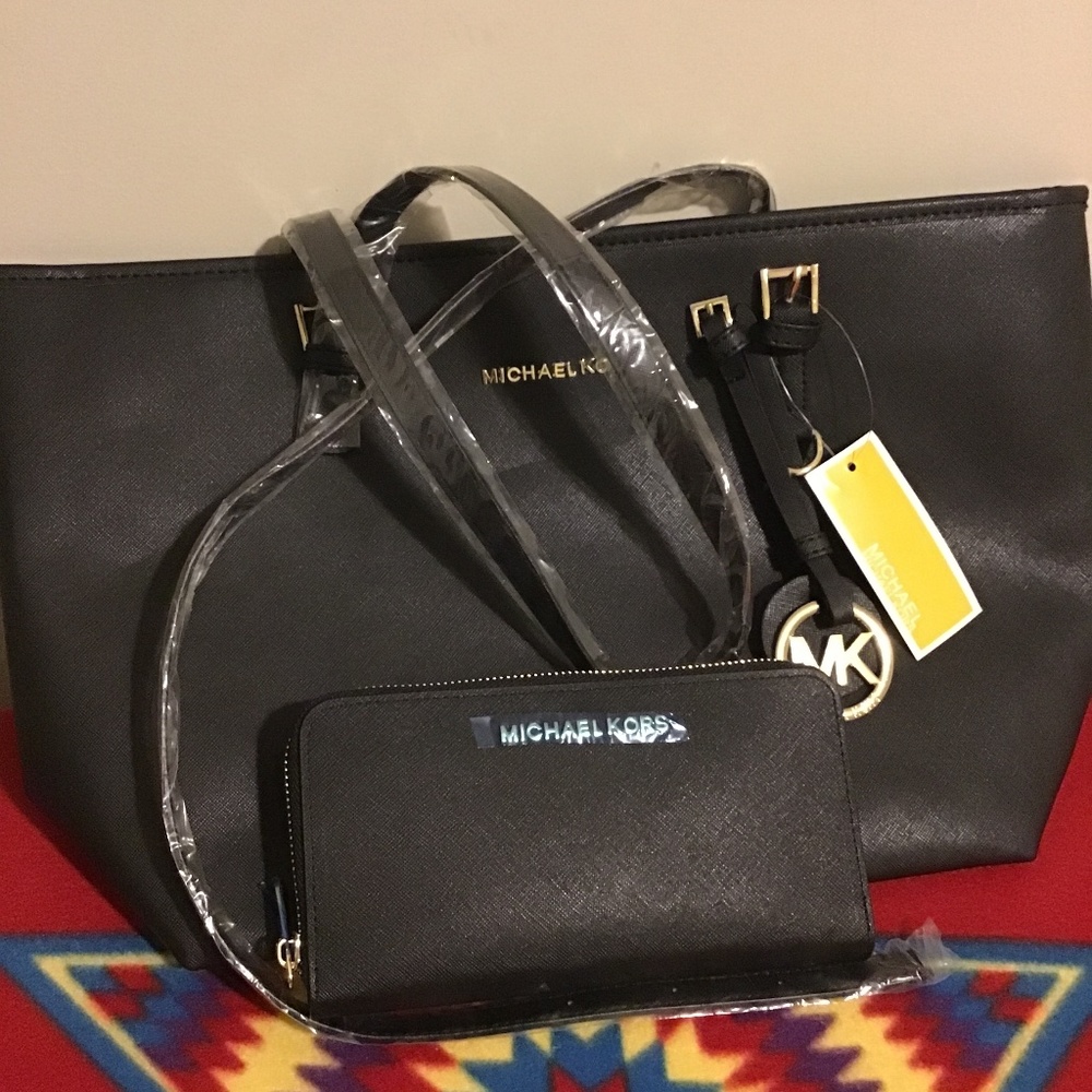 🔥SALE! NWT, MICHAEL KORS, JET SEY CHARM, SHOULDER BAG, AND WALLET🔥🔥 - Picture 1 of 6